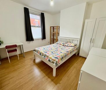 10 Bed Terraced House, Pomona St, S11 - Photo 3