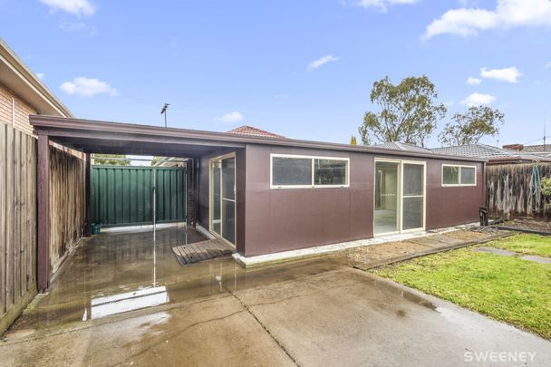 Light filled three bedroom residence in quiet location - Photo 1