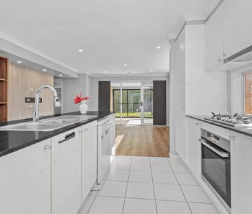 Spacious 3 Bed, 2 Bath Family Living in Sought-After Edenbrook Estate - Photo 3