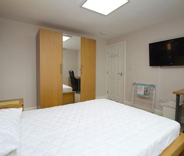 1 bedroom in a house share to rent - Photo 2