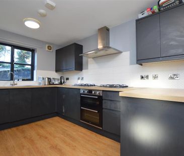 1 bedroom in a house share to rent - Photo 3