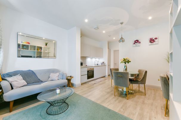 Chiswick High Road, W4, London - Photo 1