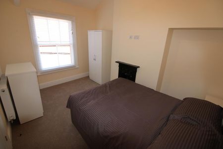 1 bedroom in a house share to rent - Photo 2