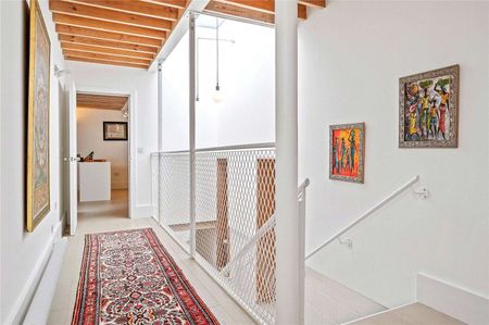 SHORT LET. A stunning architecturally designed four bedroom new build house in a secluded position, shielded, yet moments from the hustle and bustle of Upper Street. - Photo 4