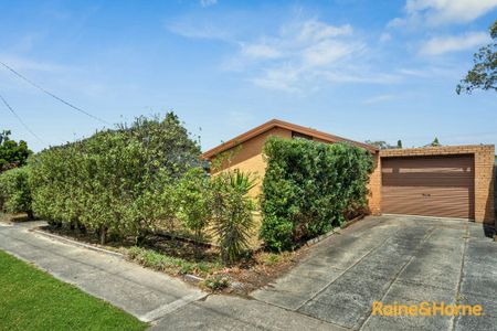 34 Valepark Crescent, Cranbourne, VIC 3977 - Photo 2