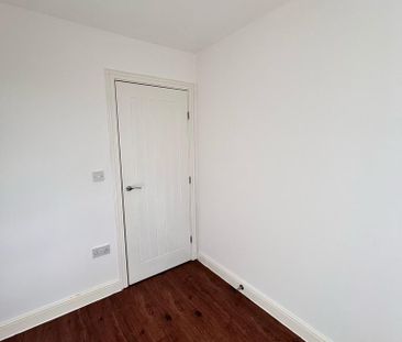 4 bedroom end of terrace house to rent - Photo 2