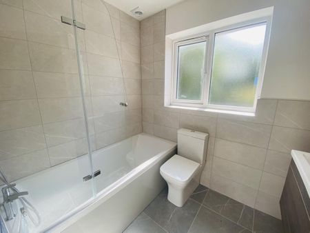 4 bedroom semi-detached house to rent - Photo 2