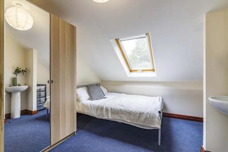 1 bedroom in a house share to rent - Photo 2