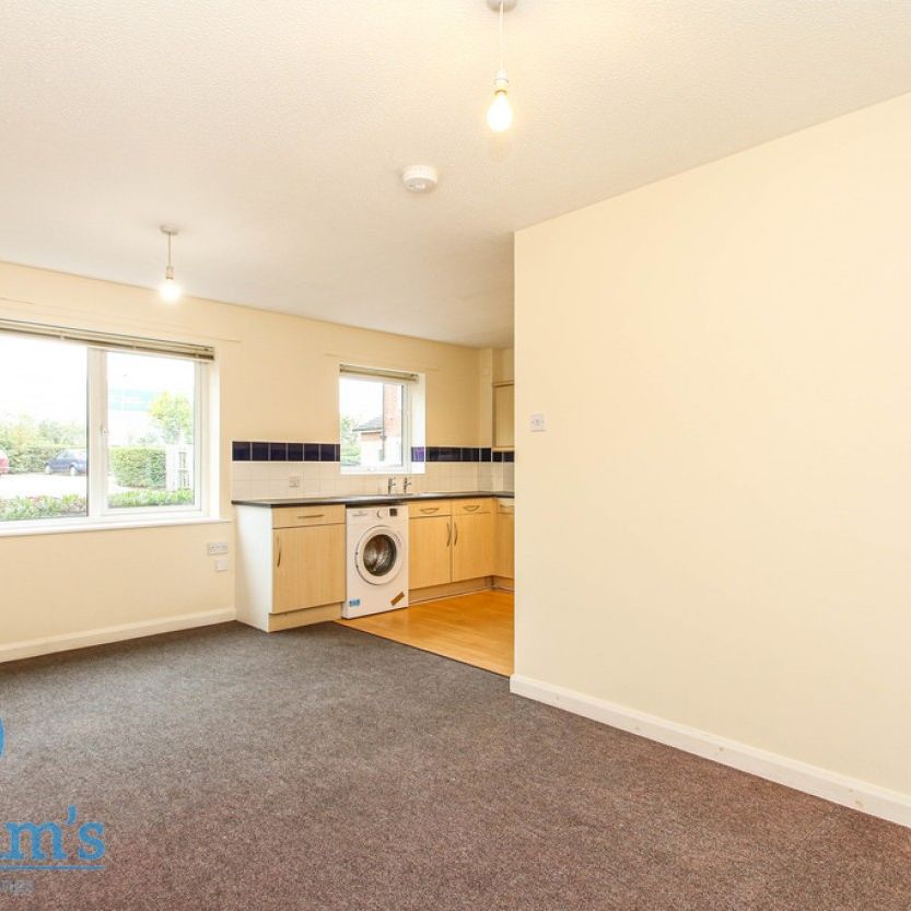 References Pending - 2 bed Apartment - Photo 1