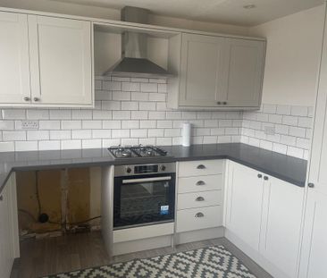 3 bedroom end of terrace house to rent - Photo 3