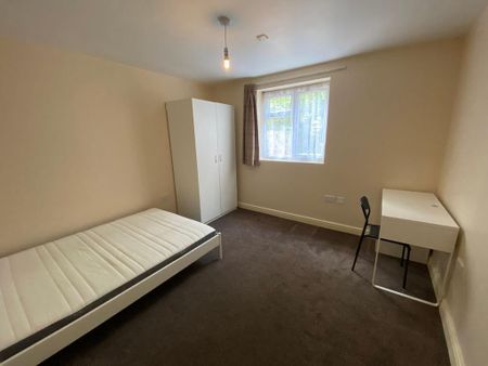 6 bedroom semi-detached house to rent - Photo 4