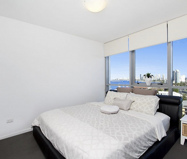 Stunning 3-Bedroom Apartment with Broadwater Views - Photo 4