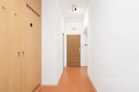 Hledáte prostorný byt, kde budete mít vše potřebné na dosah? Oceníte bydlení v cihlovém domě s výtahem, sklepem a příjemným parkem hned za domem? - Фото 4