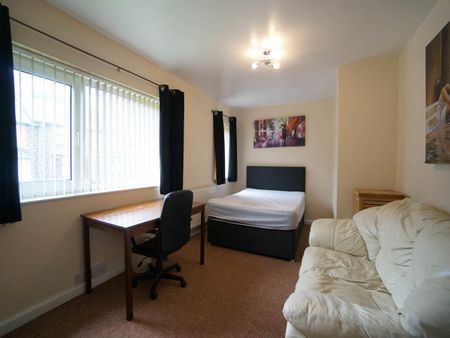 108 Caernarfon Road - Photo 2