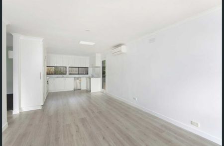 Spacious Two Bedroom Unit! - Photo 3