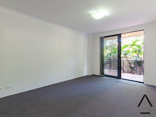 Superb Location, Oversized Refreshed Three Bedroom Apartment 5 Min Walk to Strathfield Station! - Photo 1