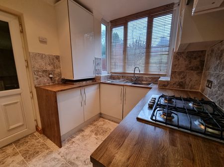 2 bedroom semi-detached house to rent - Photo 5