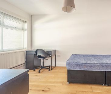 4 bedroom semi-detached house to rent - Photo 5