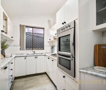 Large Three Bedroom House - Photo 5