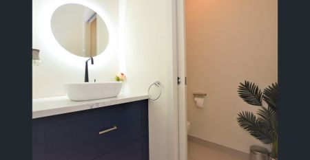 Stylish Family Home in a Prime Sunshine West Location! - Photo 2