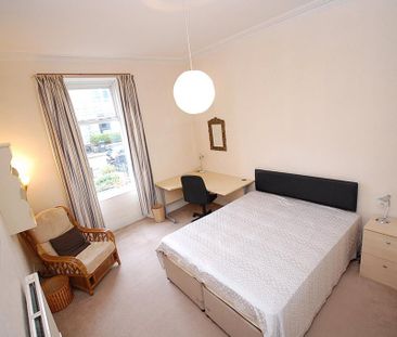 3 bedroom flat to rent - Photo 4