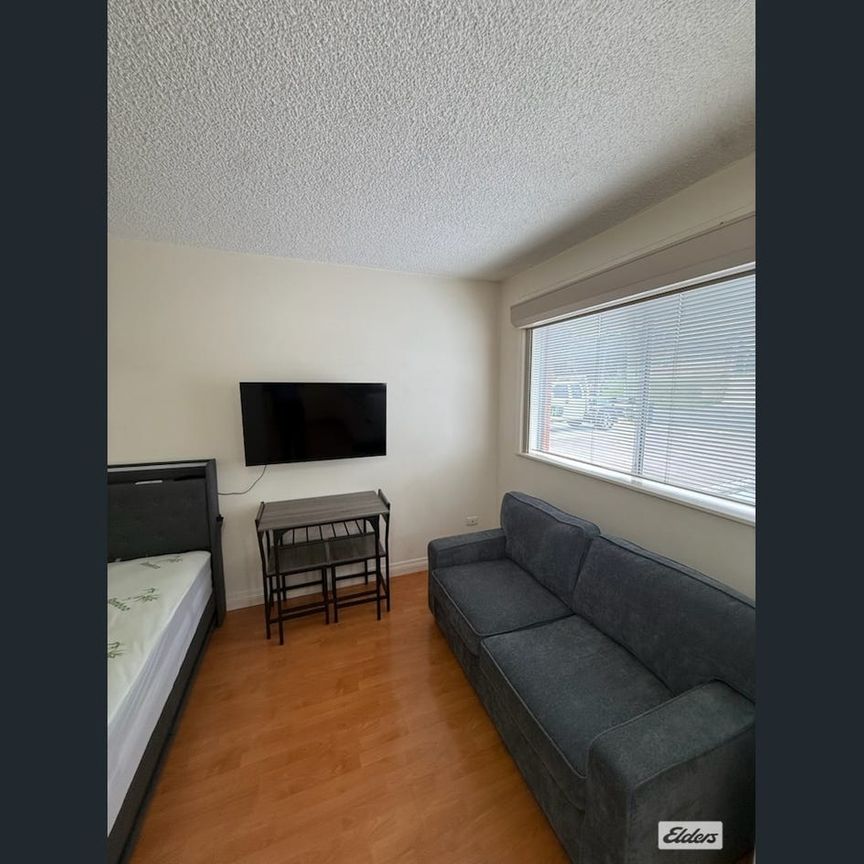 STUDIO APARTMENT - Photo 1