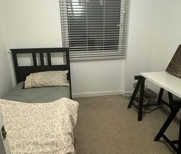 Room in a Shared Flat, Epsom Road, CR0 - Photo 4