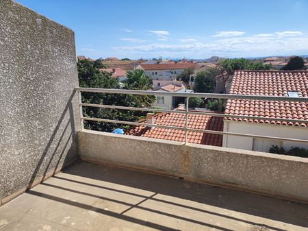 A LOUER T2 AVEC TERRASSE ET PARKING PORT LA NOUVELLE - Photo 5
