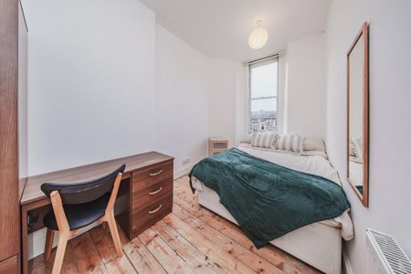 4 bedroom flat to rent - Photo 4