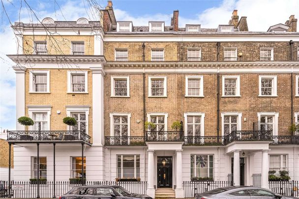 An impressive listed townhouse on one of London's finest garden squares - Photo 1