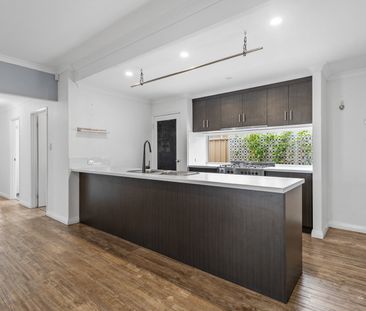 Stylish Family Living by the Coast - Photo 4