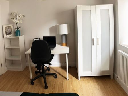 4 bed Apartment for Rent - Photo 3