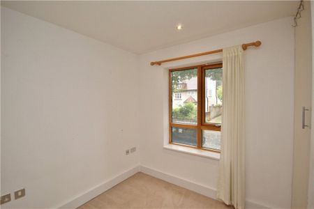 Epsom Road, Guildford - Photo 2