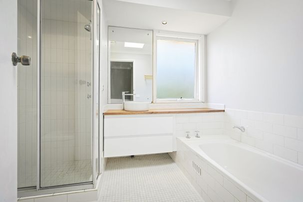 Spacious 5-Bedroom Family Haven in a Peaceful, Convenient Location - Photo 1