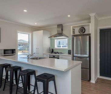 Modern & Sunny Townhouse - Photo 3