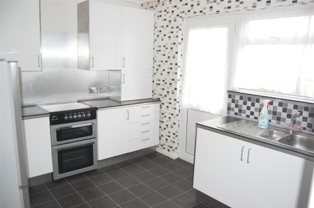 Chelmsford Avenue, Romford, RM5 - Photo 3