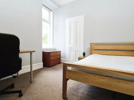 Attractive 5-Bedroom Victorian Maisonette – Ideal Student Living Room 5 - Photo 3