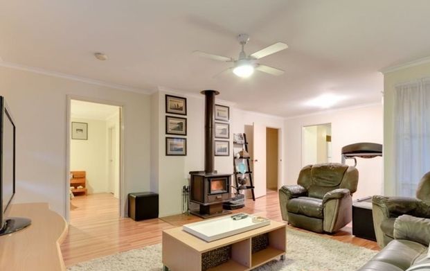 SPACIOUS FAMILY HAVEN IN A PRIME LOCATION - Photo 1