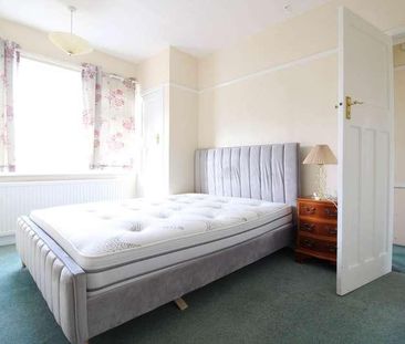 Strafford Gate, Potters, EN6 - Photo 3