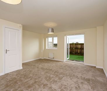 A spacious five bedroom three storey modern town house. - Photo 2