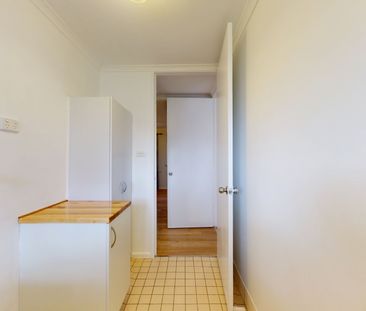 82 Jacaranda St, West Albury NSW 2640 - House For Rent | Domain - Photo 2