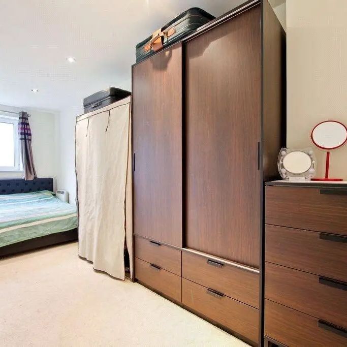 2 bedroom flat in London - Photo 1