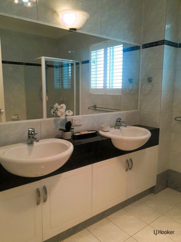 Stunning Furnished Three-Bedroom Apartment with Ocean Views - Photo 3