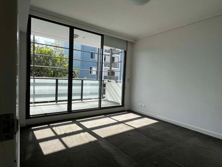 Brand New Painting, 3-Bedroom Apartment with Gym & Onsite Building Manager, Prime Location - Photo 5