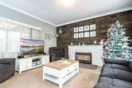 Stunning 3 Bedroom Home - Photo 4