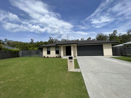 Spacious 5-Bedroom Family Home - Photo 2