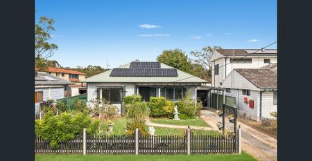 Charming Coastal Family Home - Photo 2