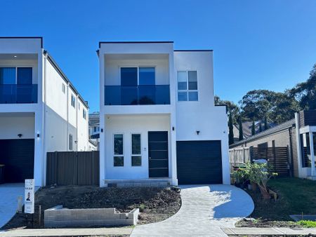 Near New Luxurious Home in Prime Location in the Beautiful Suburb of Macarthur Heights&excl; - Photo 2