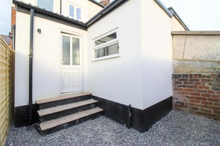 2 bedroom end of terrace house to rent - Photo 2