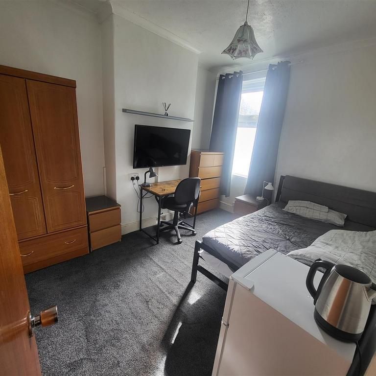 1 bedroom in a house share to rent - Photo 1